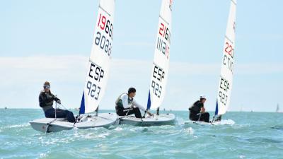 Alberto Medel y Raquel Retamero (ILCA 6), Felipe Pachón, Sergio Mancera, Beatriz Serrano y María de la Corte (ILCA 4) y Juan Gómez (ILCA 7), levantan las copas autonómicas en aguas de Puerto Real.
