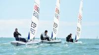 Alberto Medel y Raquel Retamero (ILCA 6), Felipe Pachón, Sergio Mancera, Beatriz Serrano y María de la Corte (ILCA 4) y Juan Gómez (ILCA 7), levantan las copas autonómicas en aguas de Puerto Real.
