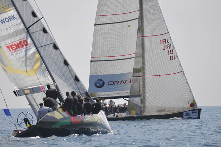 Oracle compitiendo en un RC44 en Cagliari (ITA)