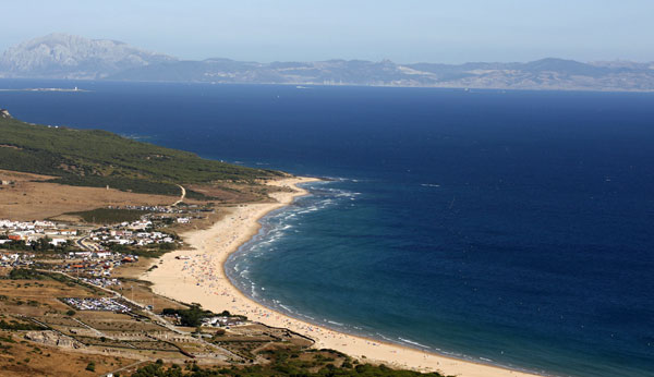 Estrecho de Gibraltar. A la Izquierda el Faro de Tarifa. Al fondo África
