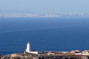 Estrecho de Gibraltar. Al fondo Tanger. En primer plano el Faro de Punta Tarifa