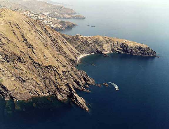 Vista de Punta de lÓcell en primer plano y el Cap Cerbere