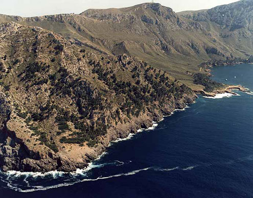 Proximidades de Cap de Ferruts virando hacia la bahía de Alcudia. Al fondo el pequeño dique de Es Ca
