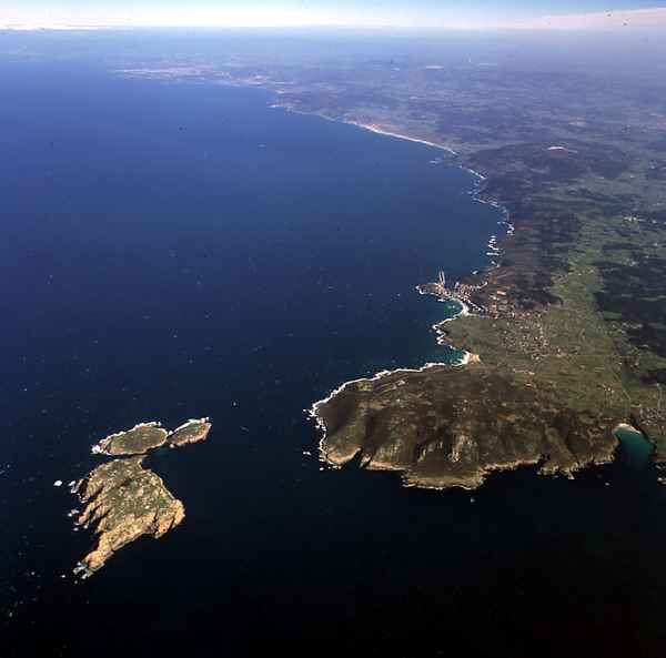 Costa enfrentada al puerto de A Coruña. A Marola es la isla del primer plano.