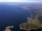 Costa enfrentada al puerto de A Coruña. A Marola es la isla del primer plano.