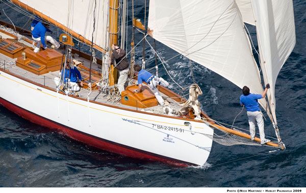 Los barcos Clásicos y de Época en plena regata costera