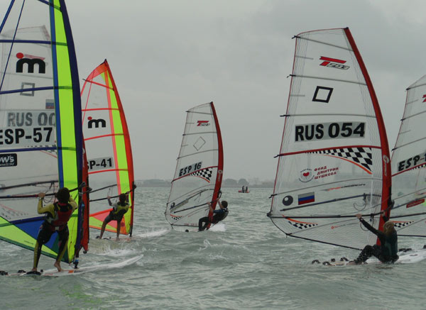 V Regata de Año Nuevo-Bahia de Cádiz de RS:X y Techno