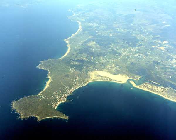 Vista general de la península, cabo y puerto de Corrubedo