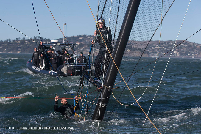 Volcada del ORACLE TEAM USA 17 AC72 el 16/10/2012