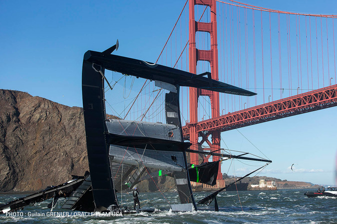 Volcada del ORACLE TEAM USA 17 AC72 el 16/10/2012