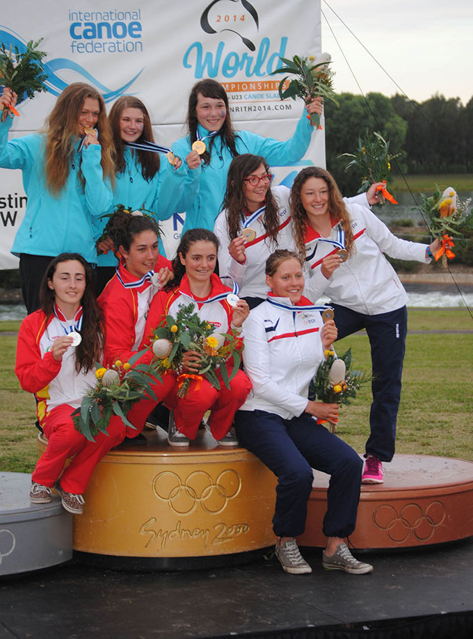 PODIUM CHICAS-K1 JUN PENRITH 2014