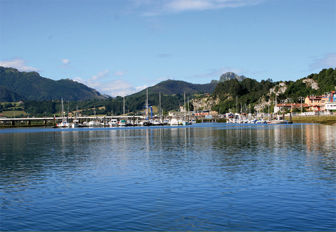 Por la proa la marina de Ribadesella