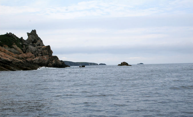 Punta del Cuerno desde el E. Al fondo Punta Romanellas y sus islotes.