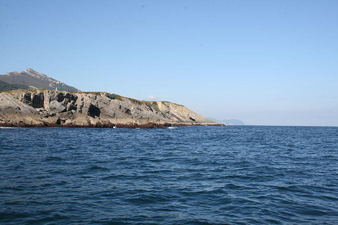 La costa navegando hacia la Ensenada de Oriñón