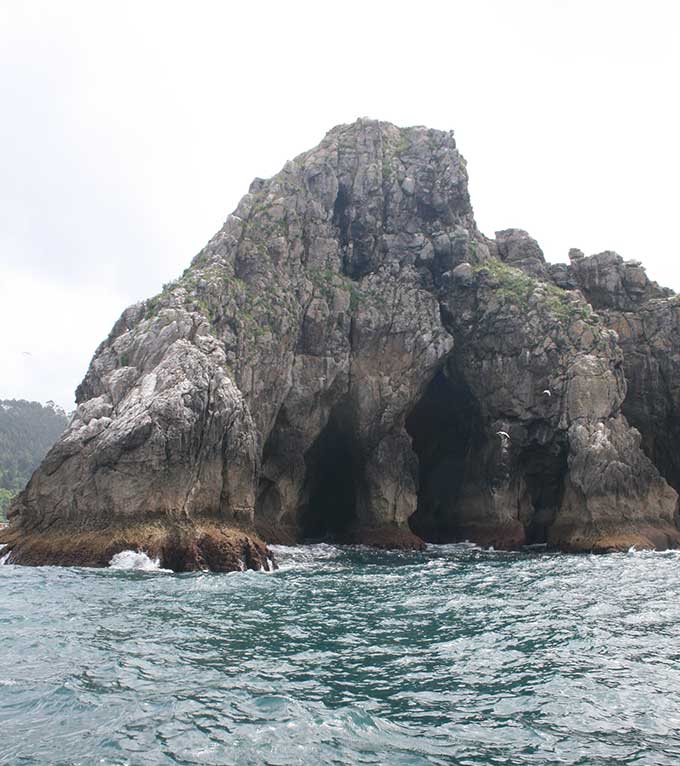 Cuevas en la cara NW de la Isla de San Nicolás