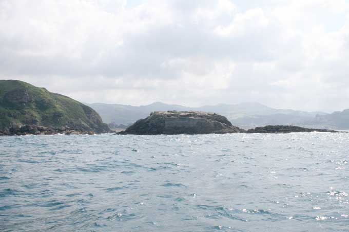 Isla Mollarri y antiguo cargadero de mineral