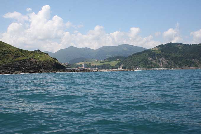 Punta Aitzandi, límite oriental de la Ensenada de Deba que despide al N y NW una restinga de 300 m muy trabajada por la mar.