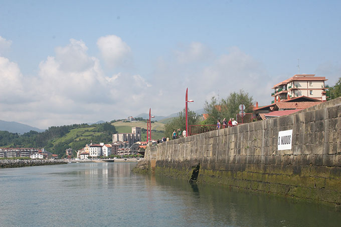 Canal del Urola antes de la bocana del puerto deportivo