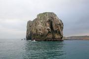 Isla Conejos defendiéndose de la mar con 50 m de altura
