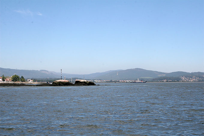 Piedrs y baliza de As Oliveiras. Transbordador entre camposancos y Caminha (Portugal)