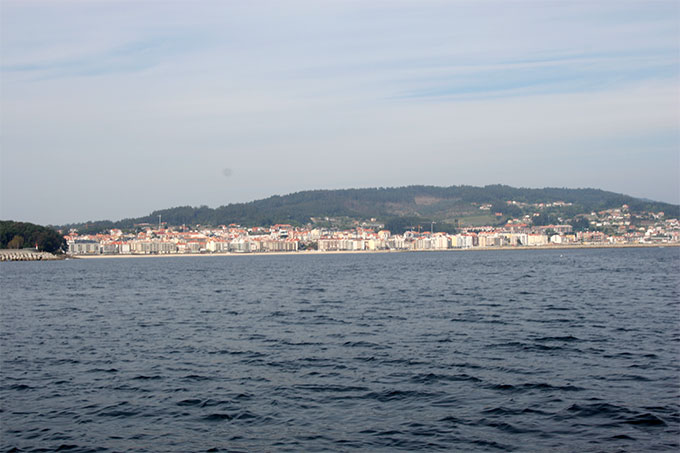 Playa de Silgar. A la izquierada la punta del Dique de Portonovo. 