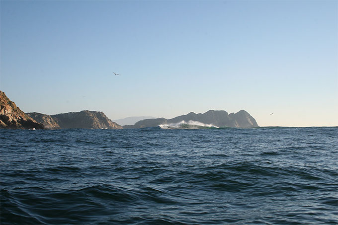 La mar rompiendo en el bajo de la Roncosa. Freu entre Roncosa y Cabalo