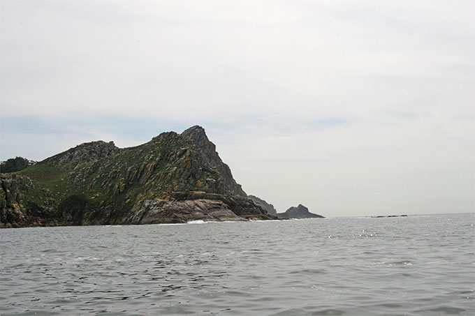 Punta da Galeira, piedras Pinela. Al fondo Punta dos Gabotos. Isla Sur