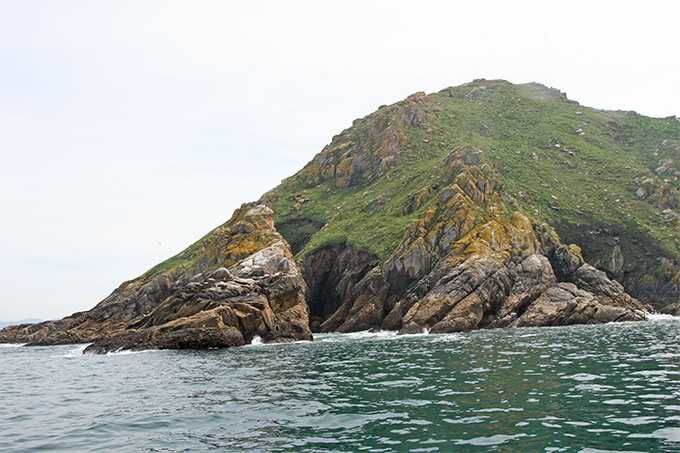 Punta Escodelo. Forma con Punta Cabalo el frontón N de las islas