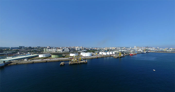 Puerto petrolero y comerciales