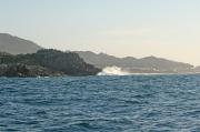 Rmpiendo la ola en la Punta de Baroña