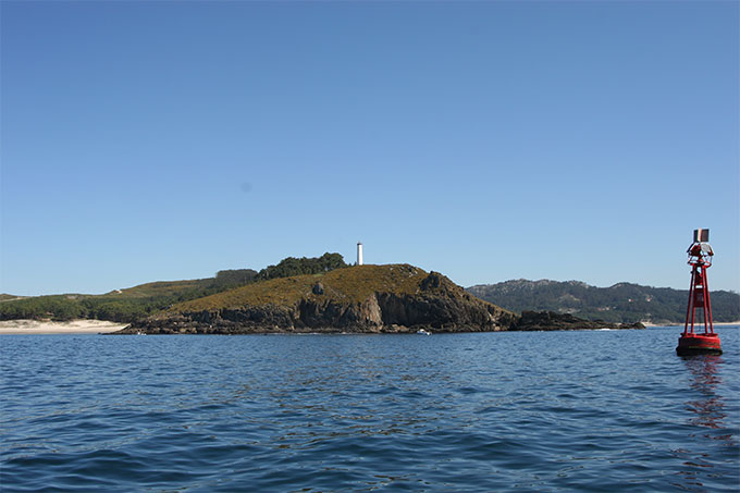 Punta Subrido, baliza del Subrido y ensenada de Melide