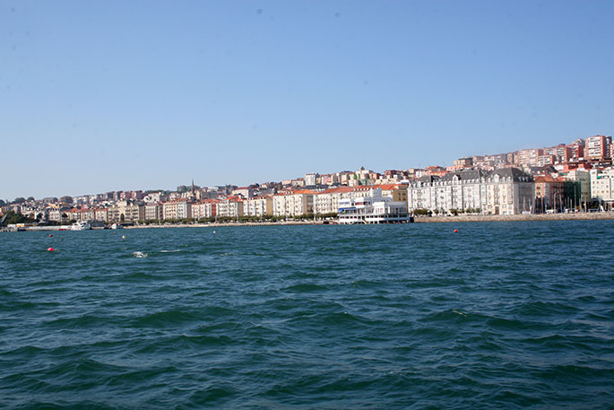 A la derecha RCM Santander- Muelle de Calderóa y a la izquierda El Palacete 