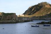 Faro y acceso a la parte protegida del puerto de Cudillero