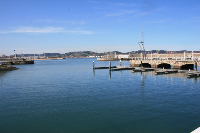 Bocana del puerto deportivo de Gijón