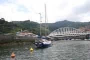 Puerto de Ondarroa. Canal del Artibai. fondeo y pantalanes adosados al dique de encauzamiento