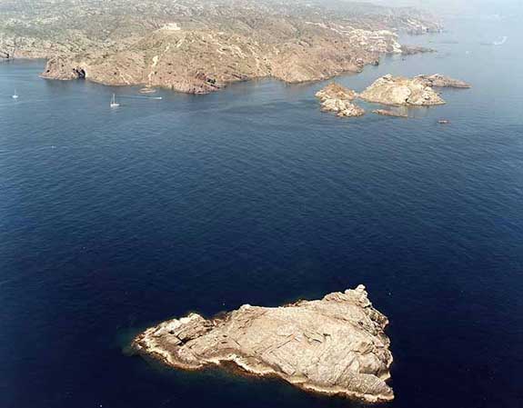 Cabo de Creus desde el Este. isla Massa d'Or
