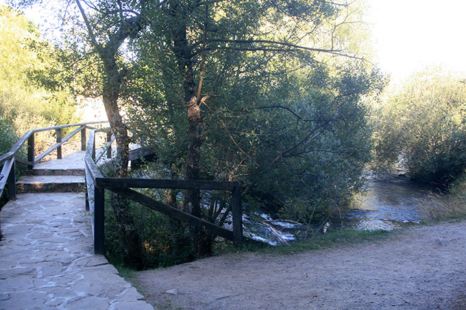 Puente y sendero sobre la presa