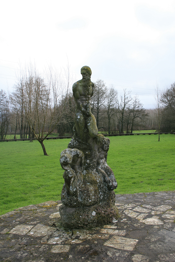 Escultura alegórica del Miño en Fontemiña
