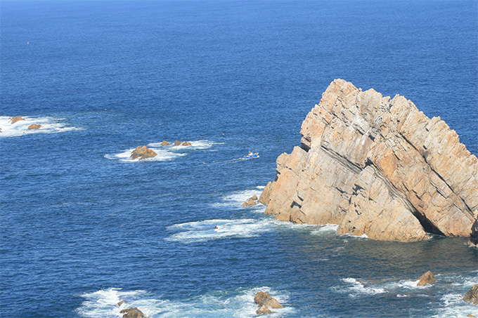 Pesquero entre los bajhos de Peñas