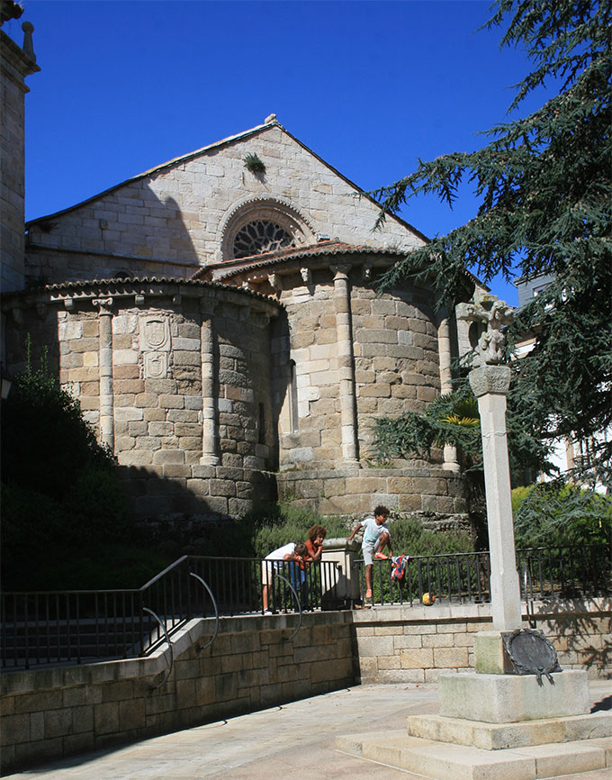 Iglesia de Santa María y Santiago