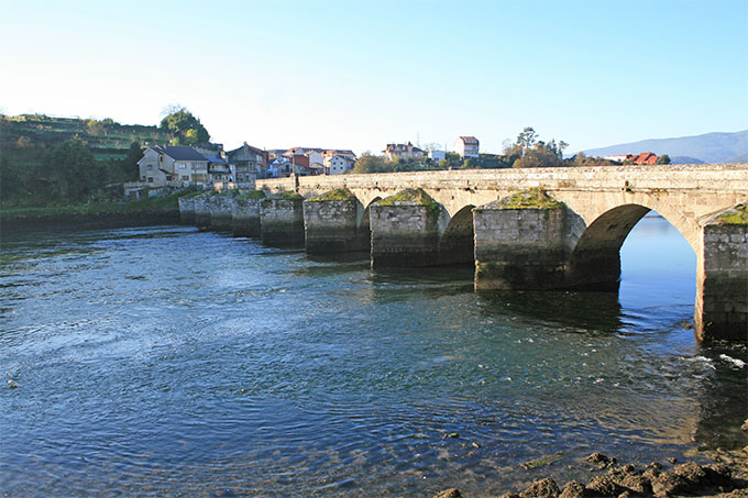 Puente románico de Pontesampaio