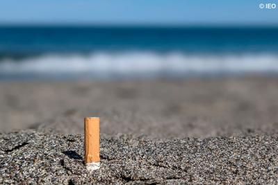 Las colillas arrojadas en las playas pueden suponer una fuente significativa de metales pesados en el océano 