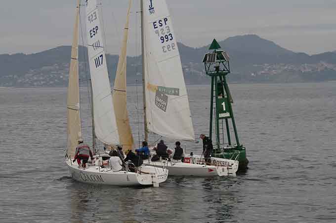 2015-10-03-PAZO-DE-CEA-Y-EL-J80-DE-WILLY-CAMAÑO-EN-PLENA-VIRADA-EN-BONDAÑA