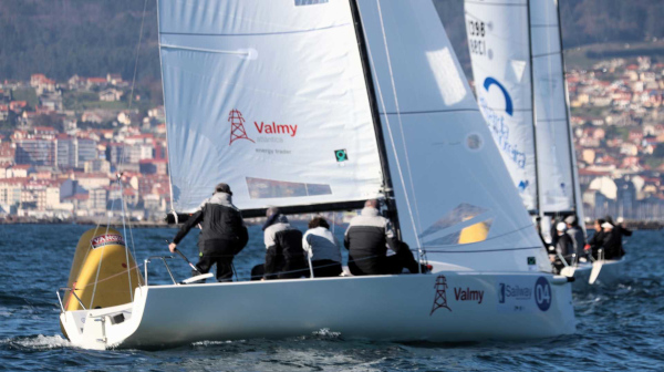 2025-01-18 Valmy Energy Trader de Marina Coruña, con Chuny Bermúdez, Nico Rodríguez, Antonio Otero y Domingo Manrique (Foto Moebius)