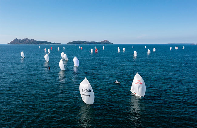 --El-Mundial-de-J80-Baiona-2023-se-celebrará-en-las-Rías-Baixas-de-Galicia---Foto-Jacobo-Bastos