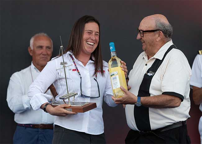 Támara-Echegoyen-del-MAPFRE-recibe-el-premio-de-manos-de-José-María-Fonseca-Moretón---Foto-Lalo-R-Villar-