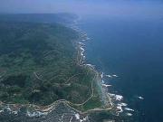 Desde Cabo Silleiro, en primer plano, la costa corre hacia el Sur, en un espacio agreste.