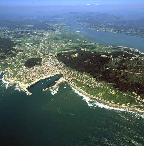 Puerto y costa de A Guarda. Al Fondo el estuario del rio Miño