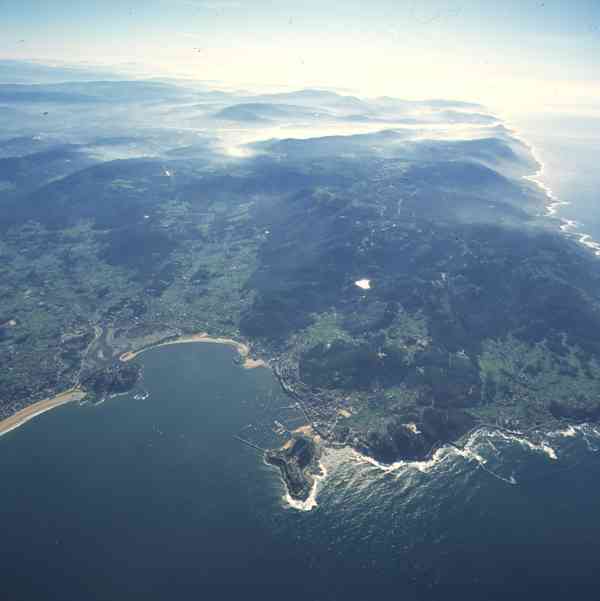 Vista aerea de Monterreal en Baiona y de la costa hacia A Guarda y la desembocadura del Miño