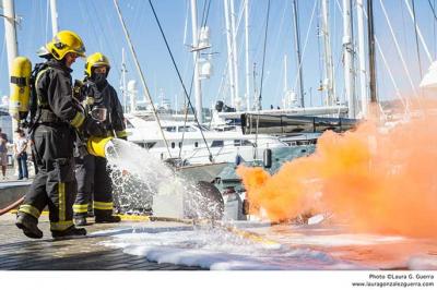 El Moll Vell pone a prueba su seguridad con el simulacro de incendio de un yate